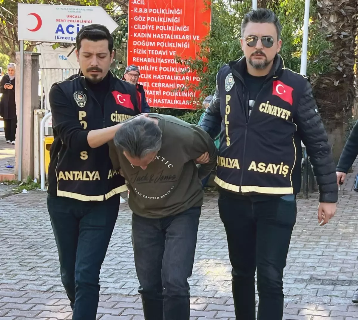 Antalya\'da Boşandığı Eski Eşine Benzin Döküp Ateşe Veren Adam Adliyeye Sevk Edildi