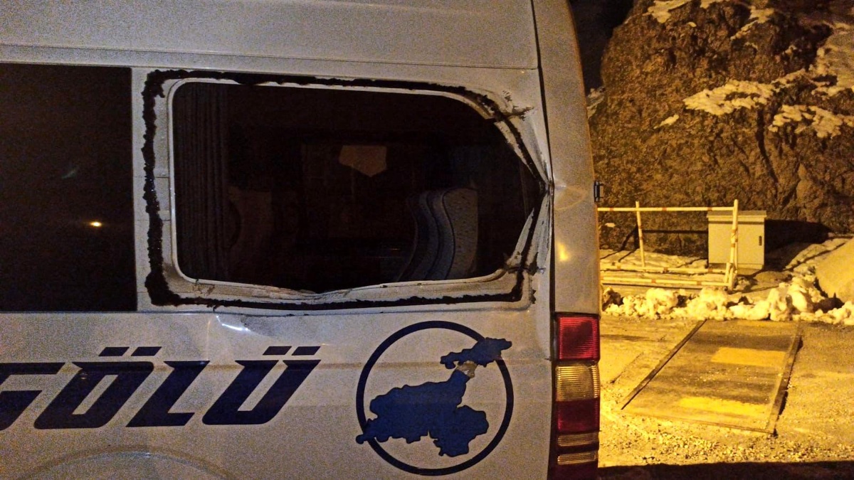Yüksekova\'da Minibüse Kaya Düştü: 12 Yaşındaki Çocuk Ağır Yaralı
