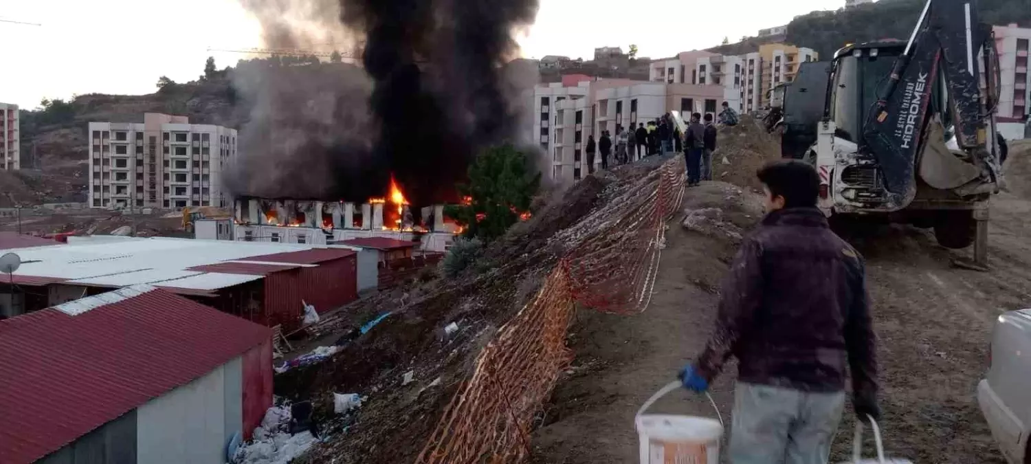 Hatay\'da Yangın: Konteyner Yatakhanesi Kullanılamaz Hale Geldi