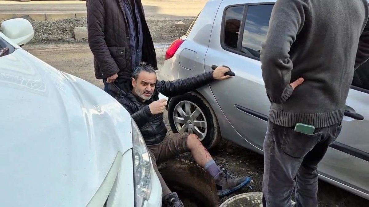 İskenderun\'da Rögar Kapağına Basarak Düşen Vatandaşa Esnaf Yardım Etti