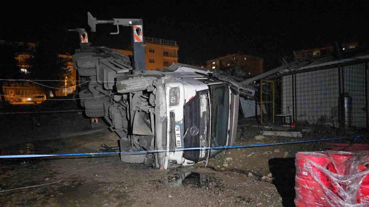 Karabük\'te Vinç Devrildi, Operatör Yaralandı