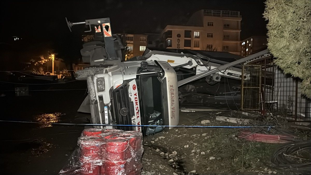 Karabük\'te Vinç Devrildi, Operatör Yaralandı