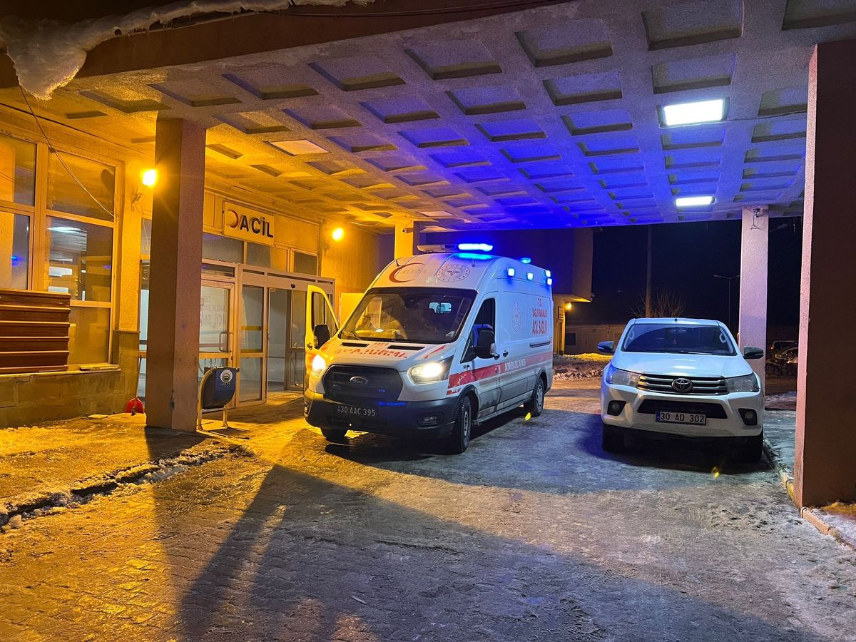Hakkari\'de Dev Kaya Minibüsün Üzerine Düştü: 1 Yaralı