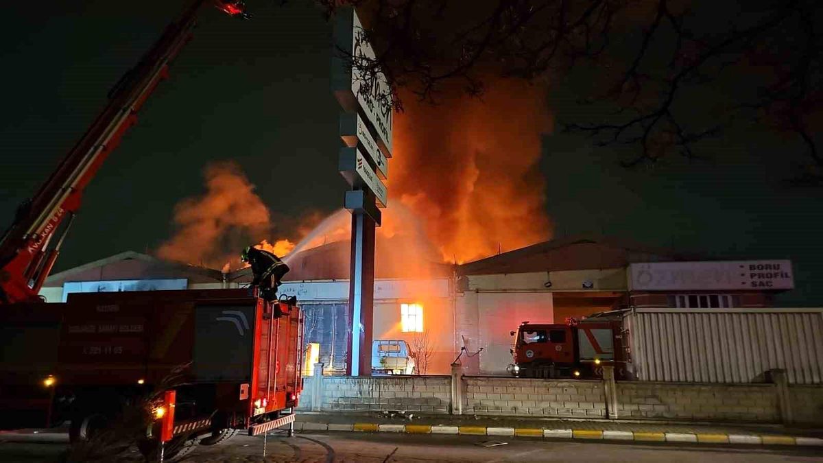 Kayseri\'de Fabrikada Yangın