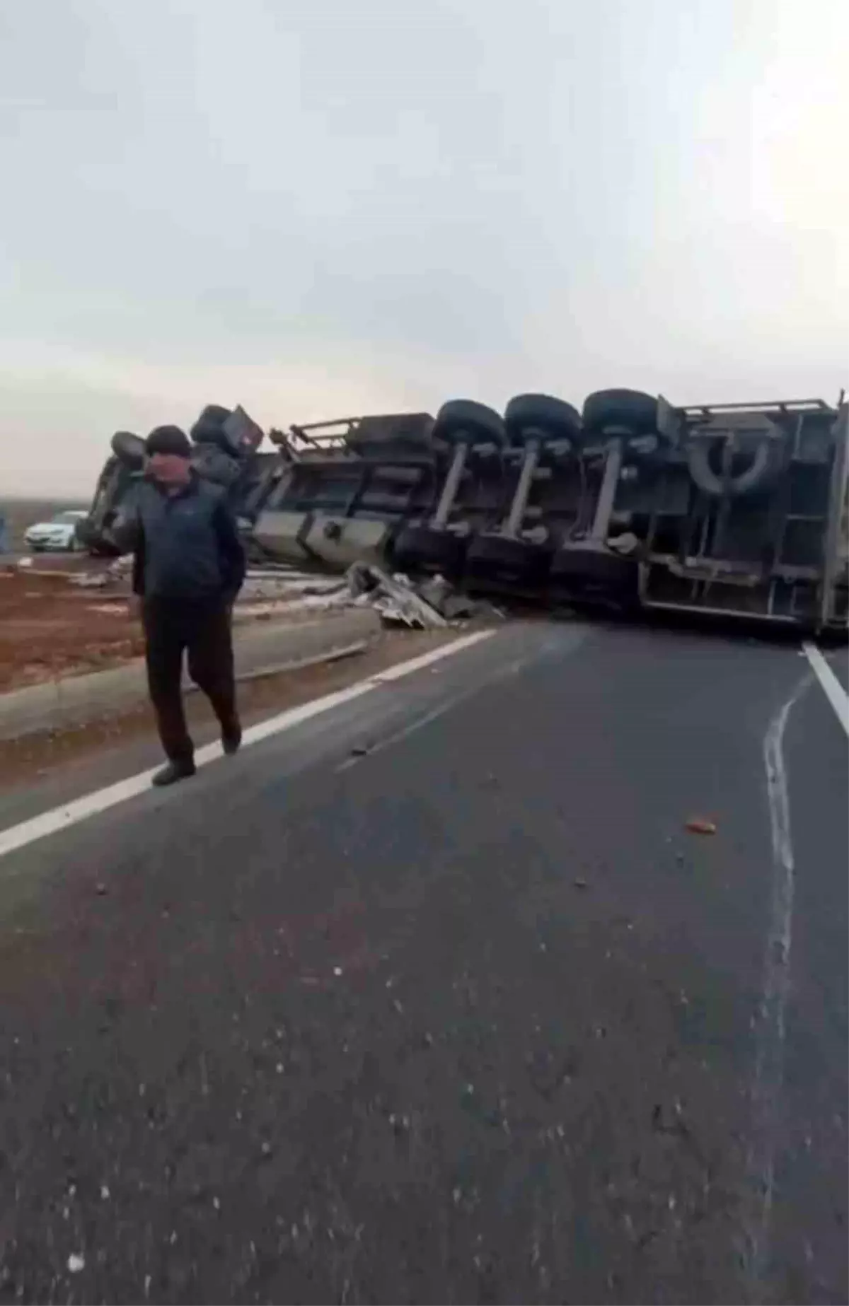 Nusaybin\'de TIR Devrildi: Sürücü Yaralandı