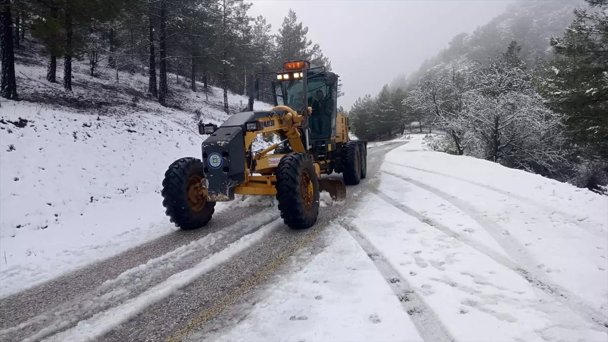 Muğla\'da Kar Yağışı Sonrası Yollar Açıldı