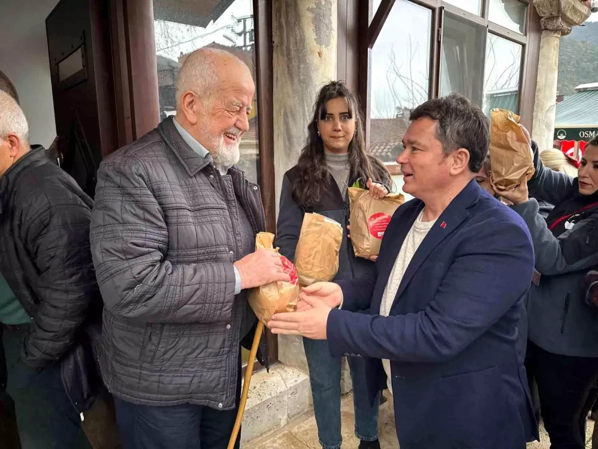 Osmangazi Belediyesi Yılbaşında Vatandaşlara Portakal Dağıttı