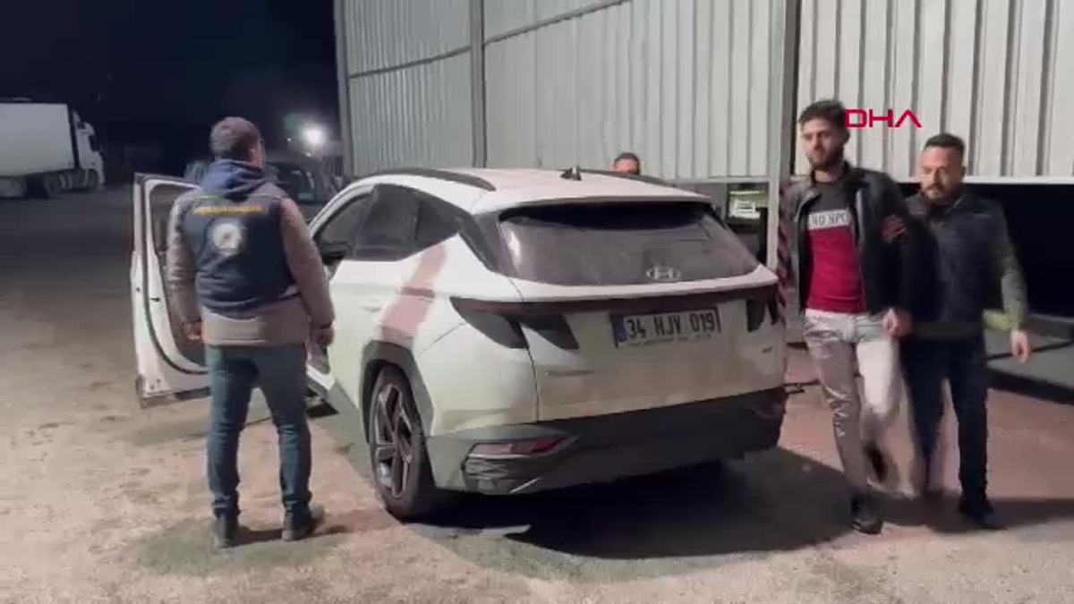 Osmaniye\'de 12 Kaçak Göçmen Yakalandı, İki Sürücü Tutuklandı