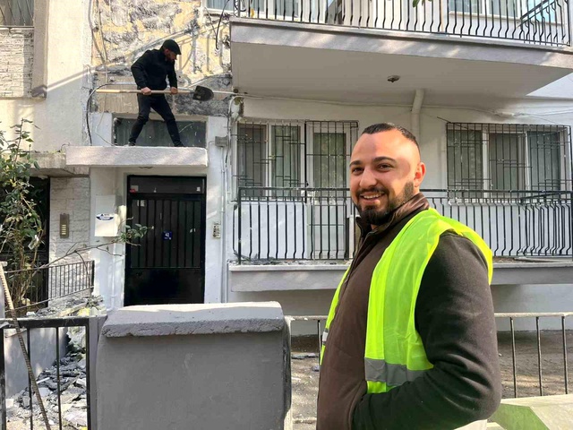 Parasını alamadıkları dairenin dış cephesini kürekle söktüler