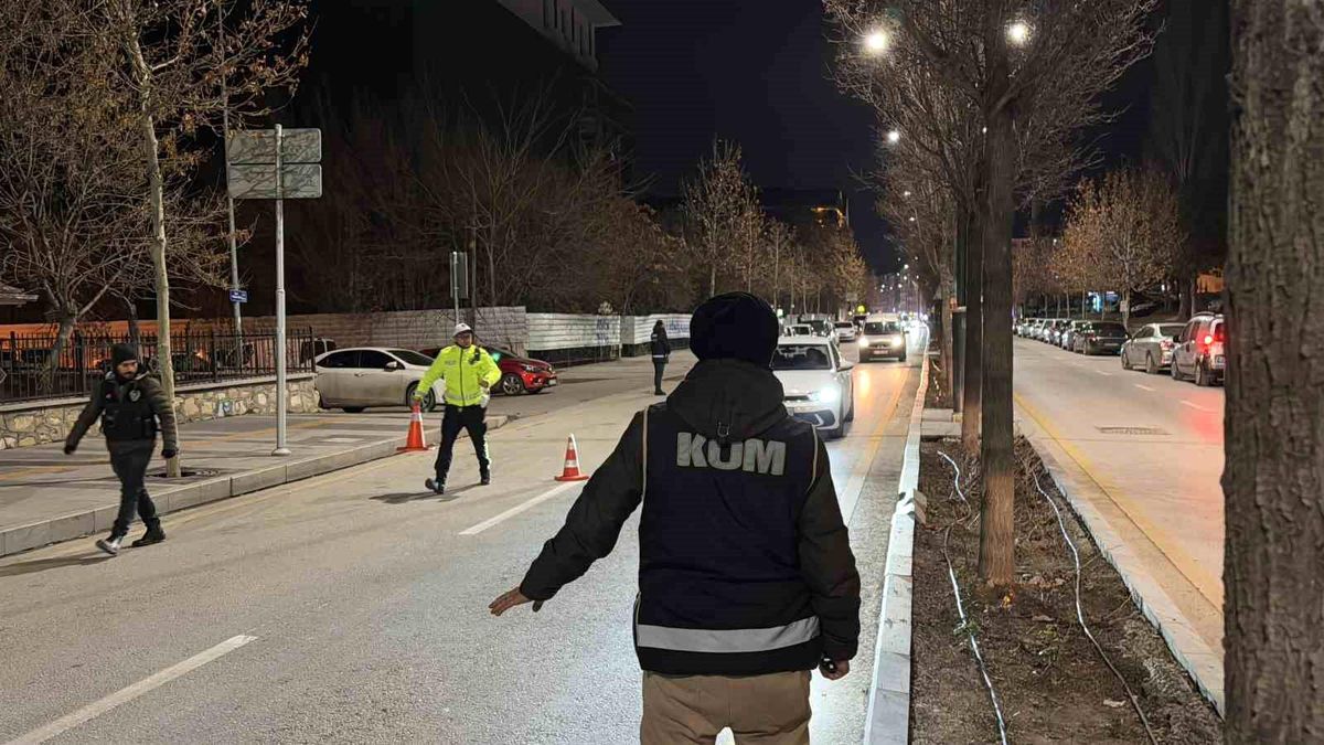 Kırşehir\'de Yılbaşı Uygulamasında Uyuşturucu ve Kaçak Alkol Yakalandı