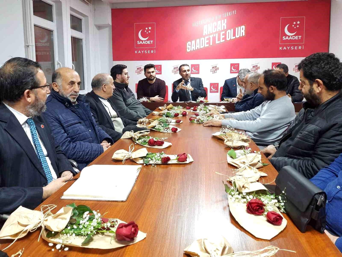 Saadet Partisi\'nden Eşlere Duygusal Jest