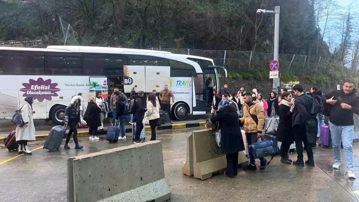 Sarp Sınır Kapısı\'nda Yeni Yıl Yoğunluğu