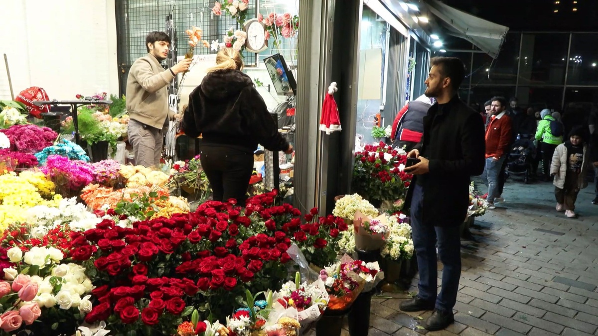 Taksim\'de Yeni Yıl Coşkusu: Çiçekçilere Akın