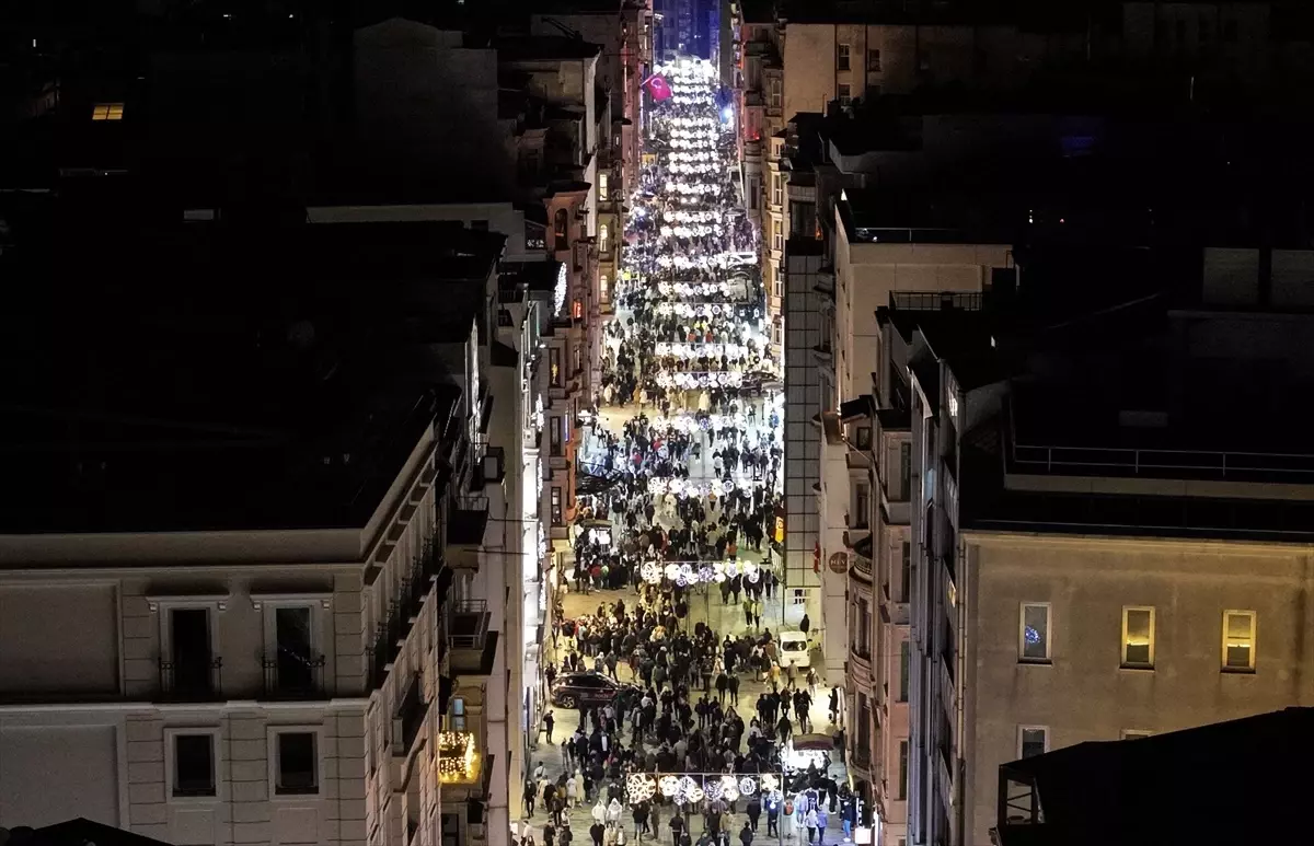 Taksim\'de Yılbaşı Yoğunluğu Artıyor