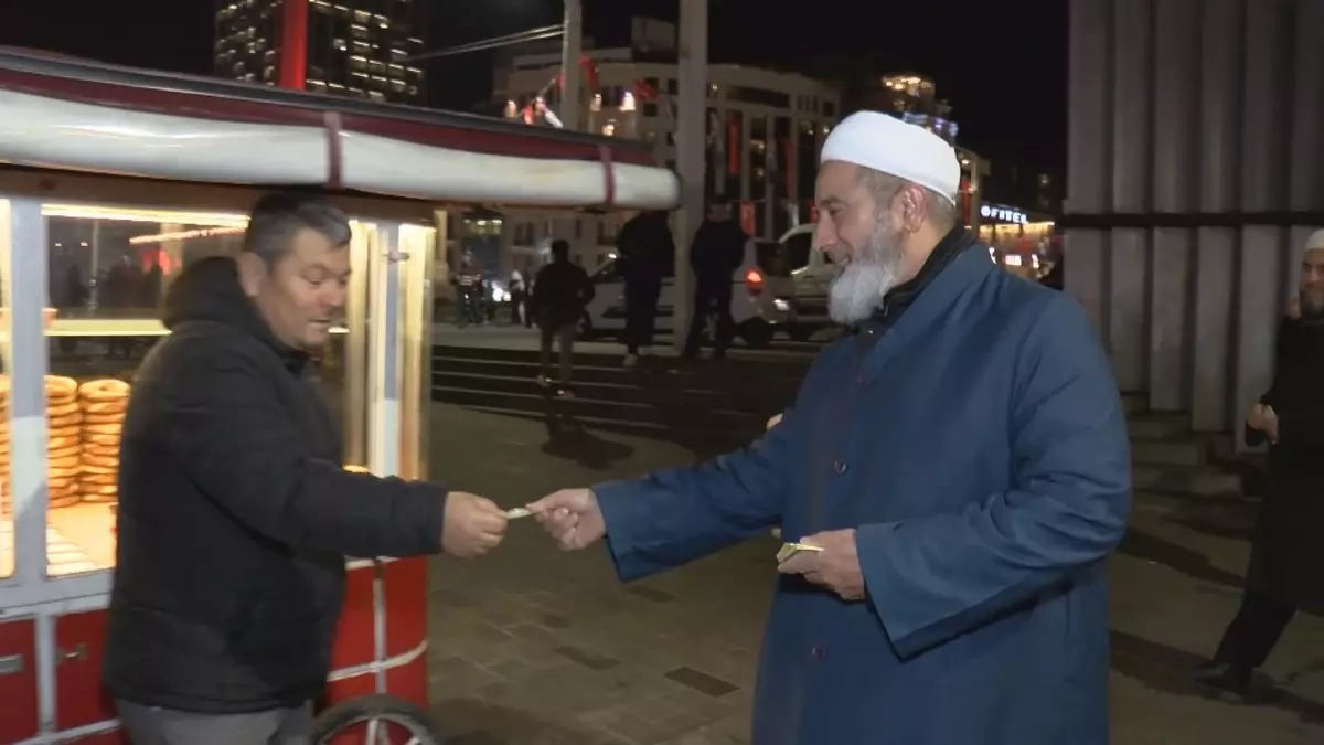 Taksim Meydanı\'nda Yeni Yıl Öncesi Tebliğ Dağıtımı