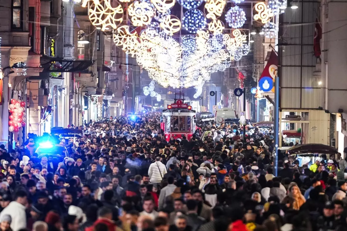 İstanbul\'da kutlamaların adresi değişmedi, binlerce vatandaş adeta akın etti