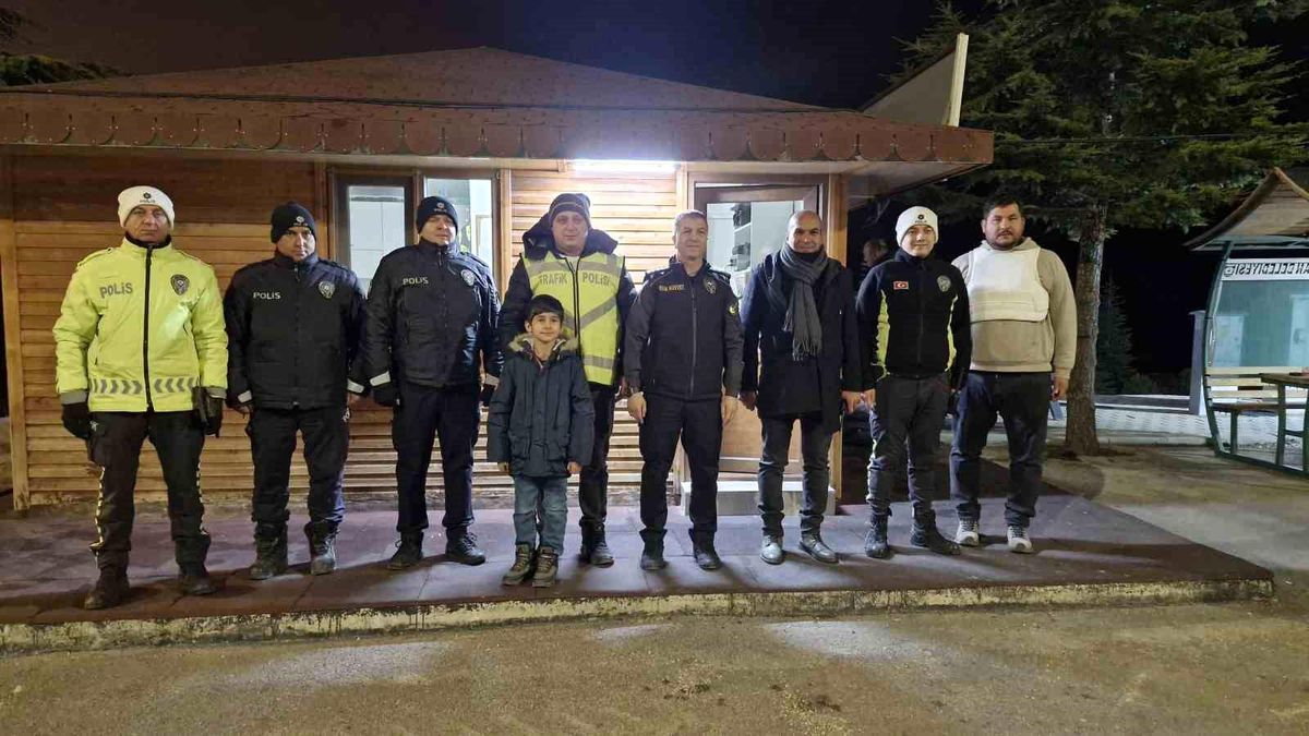 Yaman\'dan Polislere Yeni Yıl Çikolatası