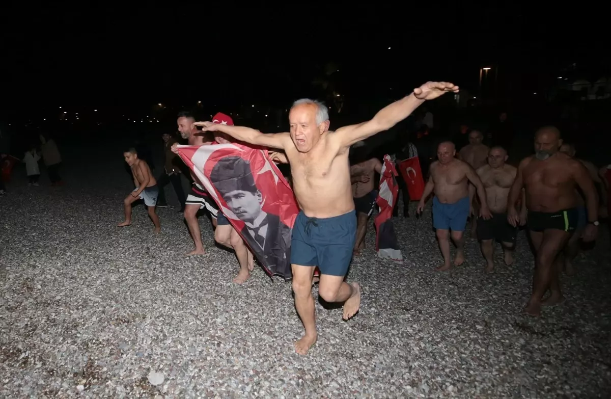 Antalya\'da Yeni Yıla Denizde Merhaba