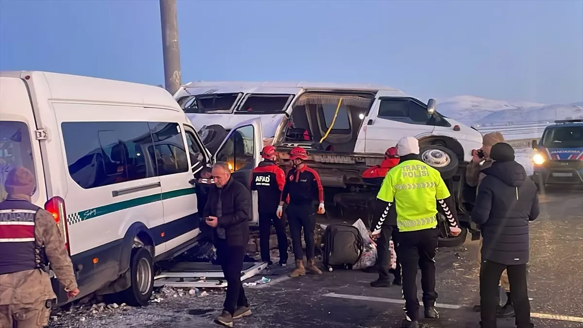 Kars\'ta Minibüs Çarpışması: 21 Yaralı