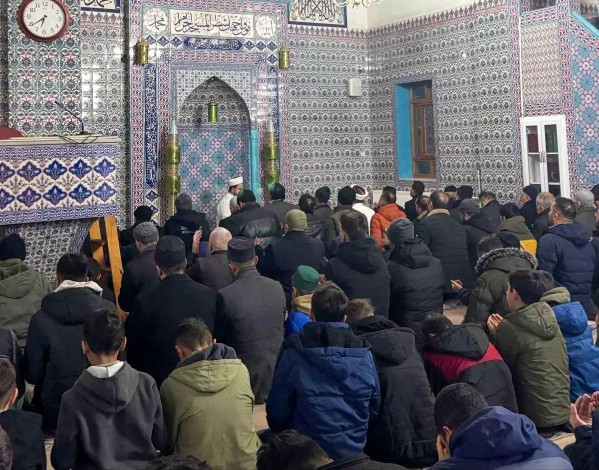 Başkale\'de Yılın İlk Sabah Namazı