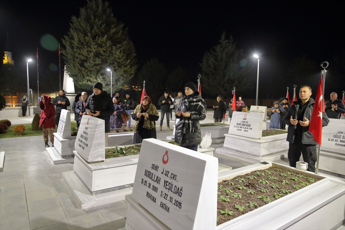 Çorum\'da şehit aileleri yeni yıla Şehitlik\'te girdi