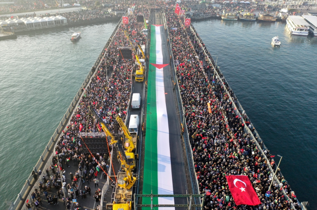 Filistin'e destek için yüz binler Galata Köprüsü'nde buluştu