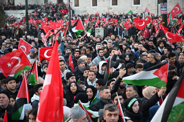 Filistin'e destek için yüz binler Galata Köprüsü'nde buluştu