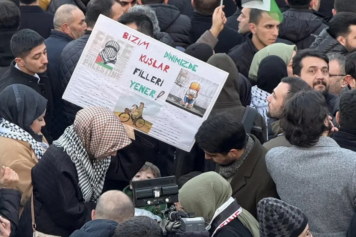 Filistin\'e destek mitinginde açılan pankart dikkat çekti