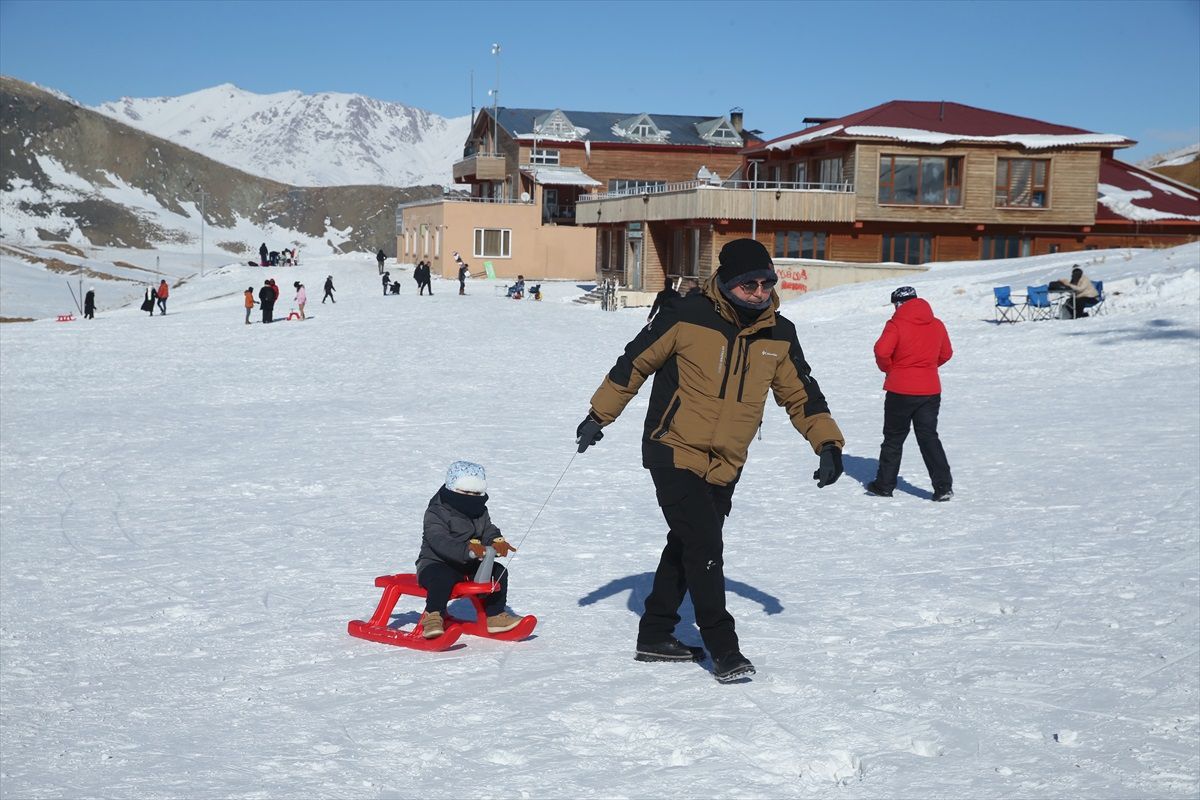 Hakkari\'de Kayak Merkezi Yeni Yılda Ziyaretçi Akınına Uğradı