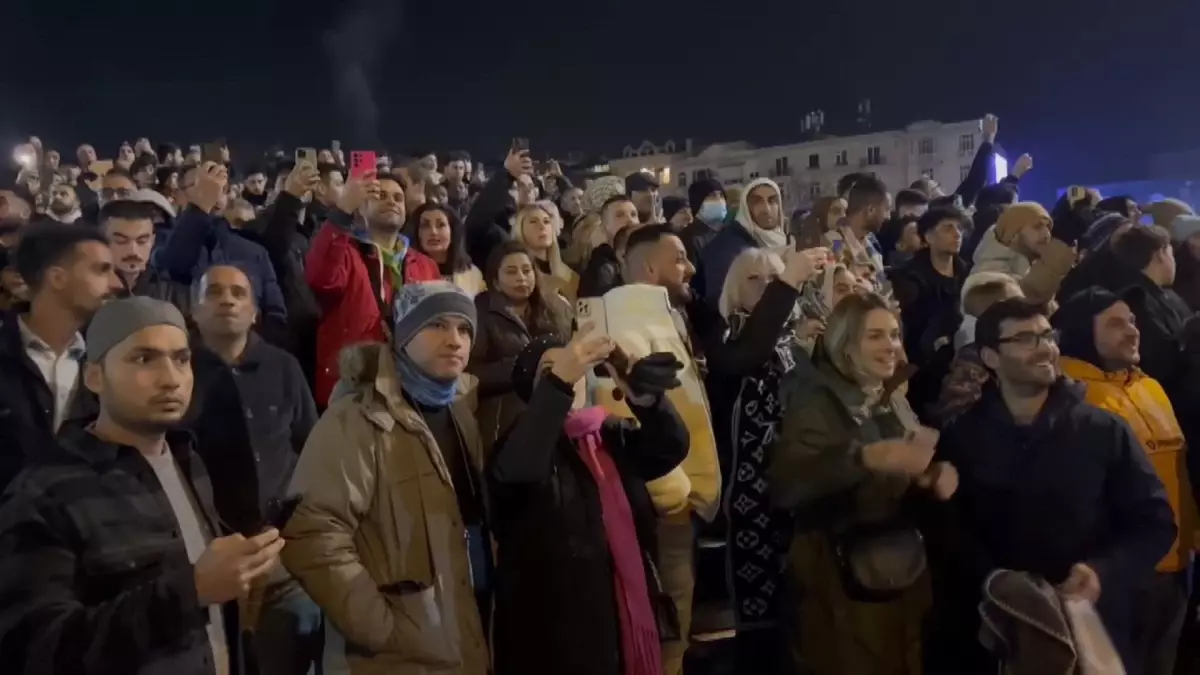 İstanbul\'da Yılbaşı Kutlamaları Taksim Meydanı\'nda Coşkuyla Gerçekleşti