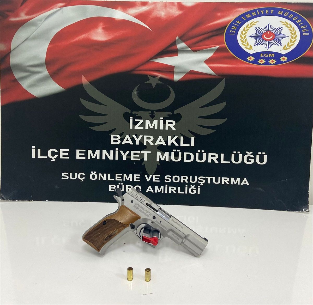 İzmir\'de Yılbaşı Gecesi Havaya Ateş Açan Şüpheli Yakalandı