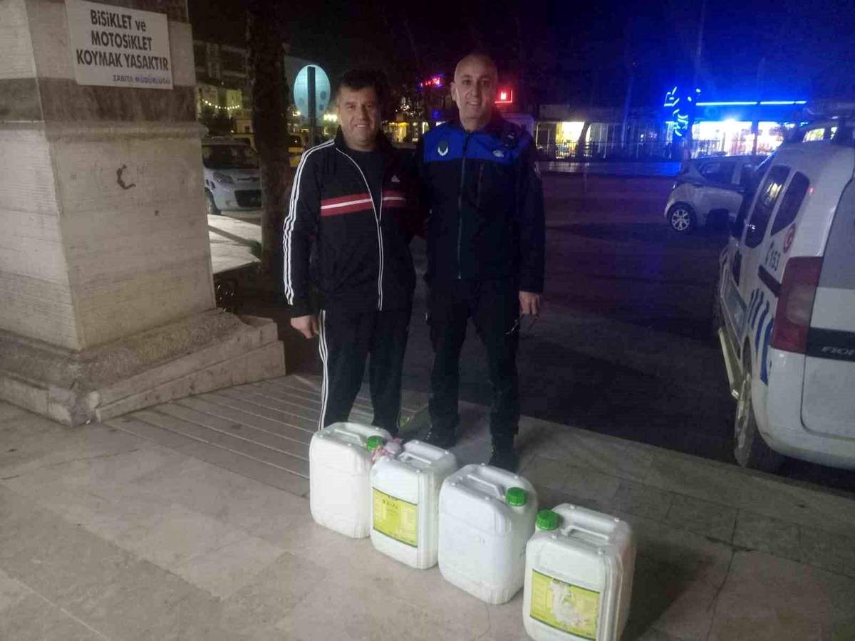 Kamyonetten Düşen 20 Bin Lira Değerindeki Gübre Bidonları Sahibine Teslim Edildi