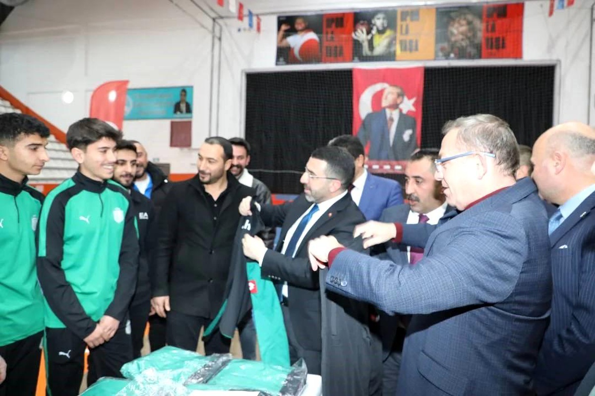 Kars\'ta Amatör Spor Kulüplerine Malzeme Desteği