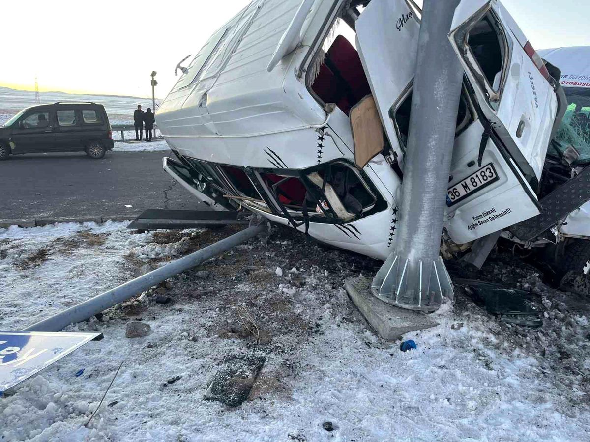 Kars\'ta Minibüs Çarpışması: 13 Yaralı