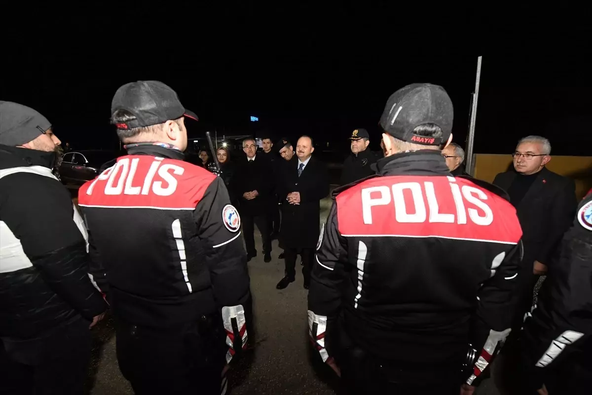 Kastamonu Valisi Dallı yılbaşı gecesi görev yapan personeli ziyaret etti