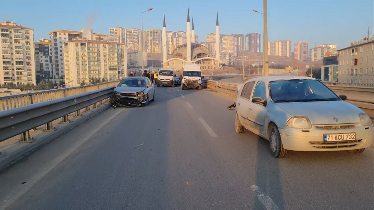 Kırıkkale\'de Buzlanma Sebebiyle Trafik Kazası: 6 Yaralı