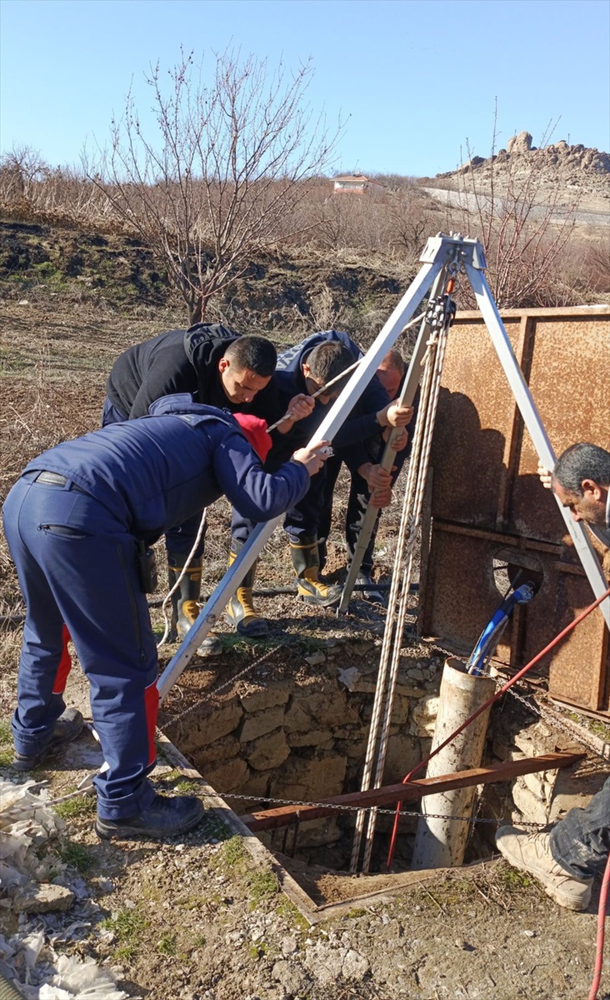 Köpek Yavrusunu İtfaiye Kurtardı