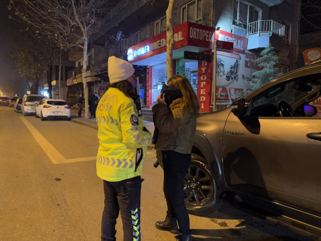 Polisi görünce aracını ve yanındaki kadını bırakıp kaçtı