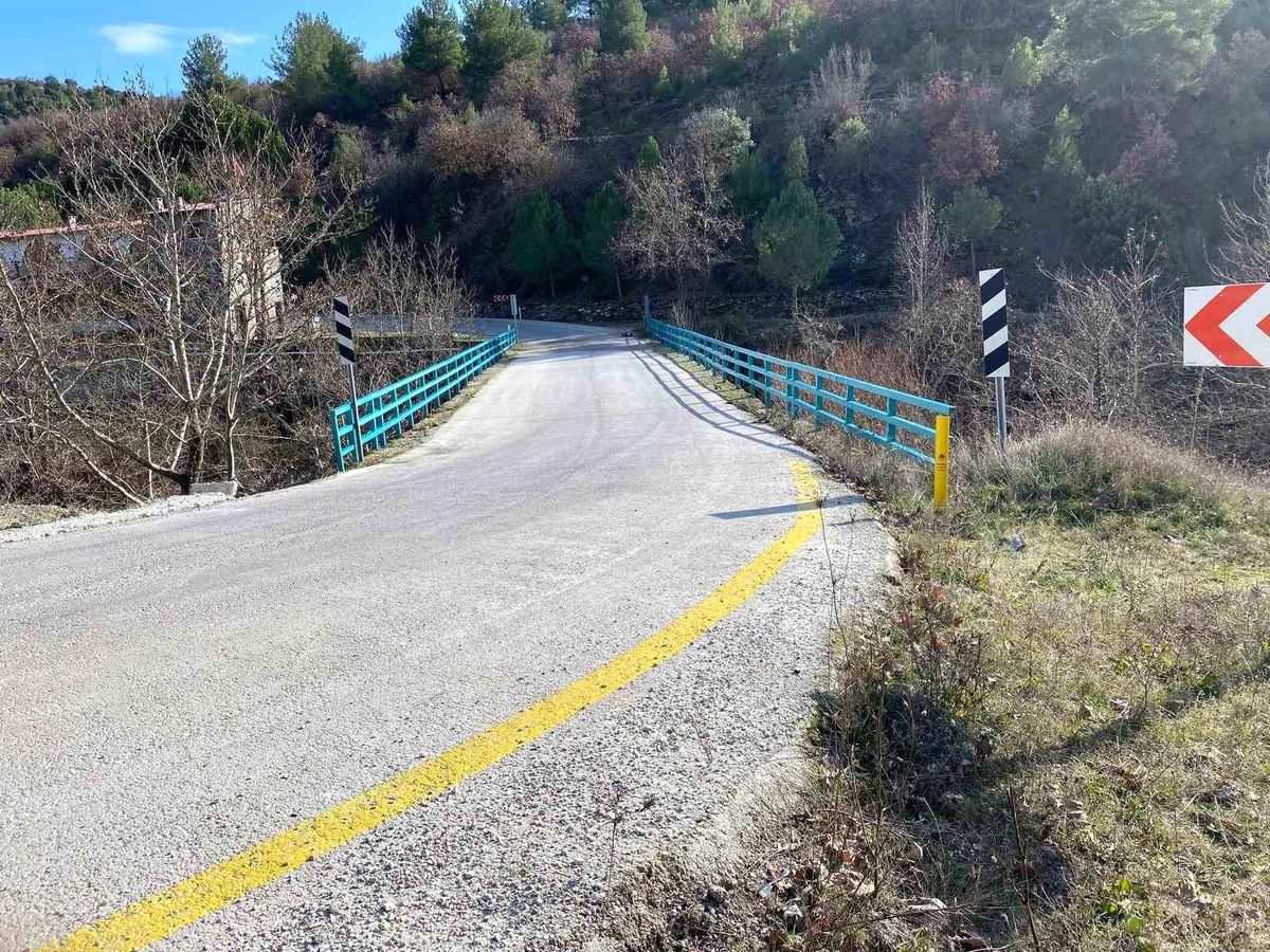 Manisa\'da Köprü Korkulukları Yenileniyor