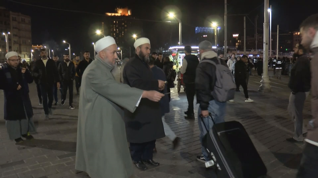 Tebliğciler, Taksim Meydanı'nda bildiri dağıttı