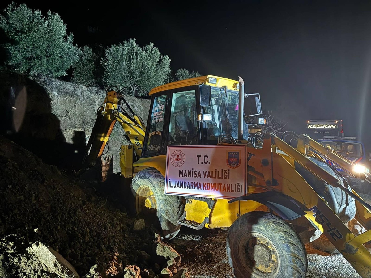 Manisa\'da Kaçak Tarihi Eser Kazısı Yapılırken Suçüstü Yakalandılar