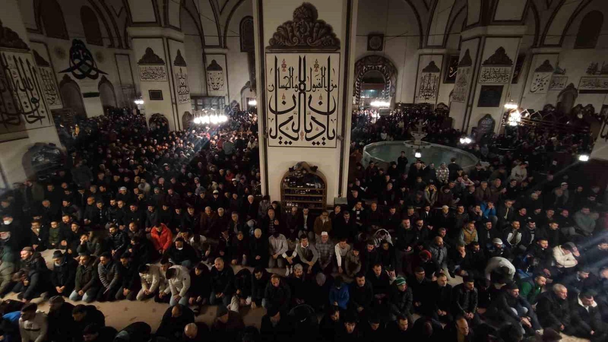 Yılın ilk sabah namazında binlerce vatandaş Ulucami\'ye akın etti