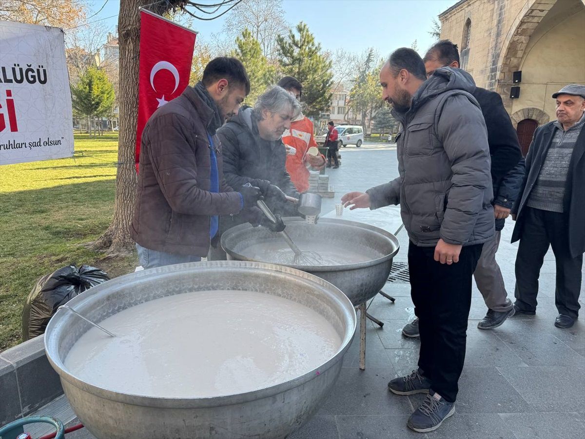 Regaip Kandili\'nde Salep İkramı