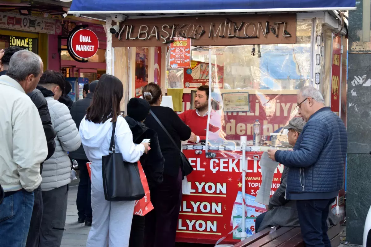 Antalya\'da Yılbaşı Milli Piyango Çekilişi Kuyrukları