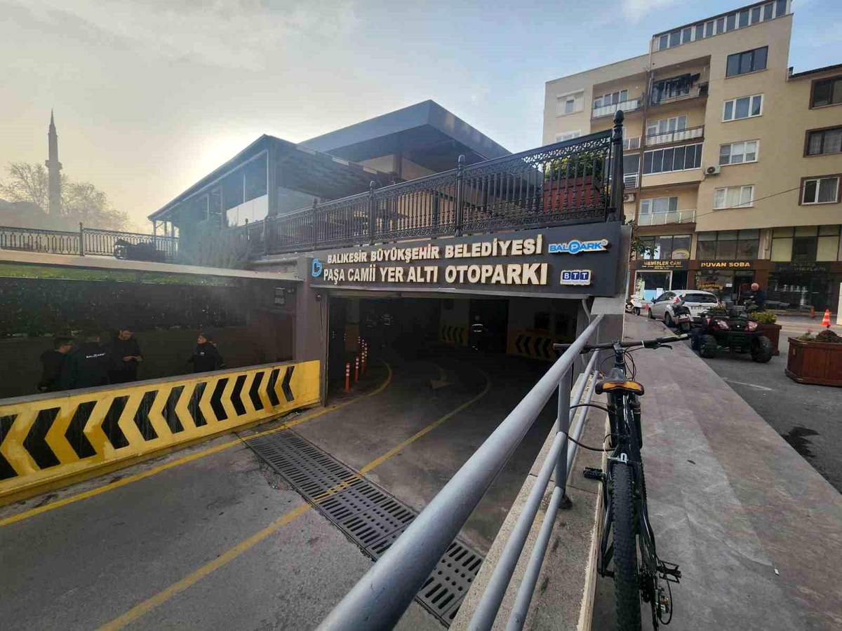Balıkesir\'de Otoparkta Trafo Patladı