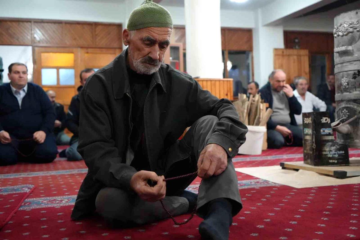 Bolu\'da Regaip Kandili Geleneği Sürüyor