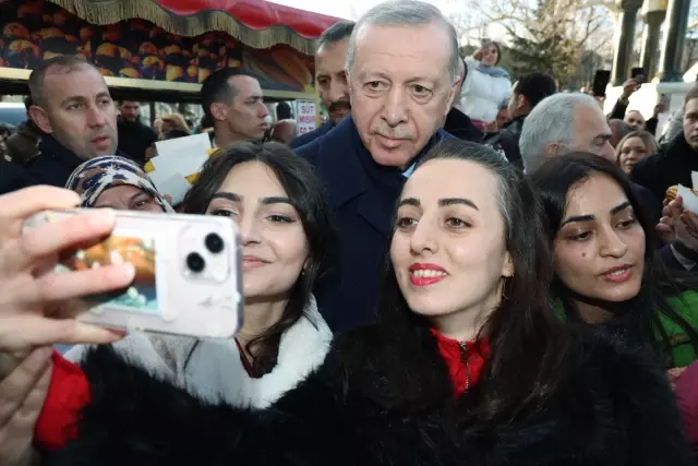 Erdoğan, Sultanahmet'te vatandaşların kandilini kutladı