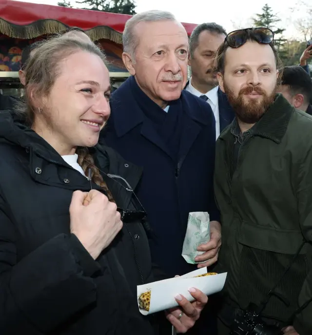 Erdoğan, Sultanahmet'te vatandaşların kandilini kutladı