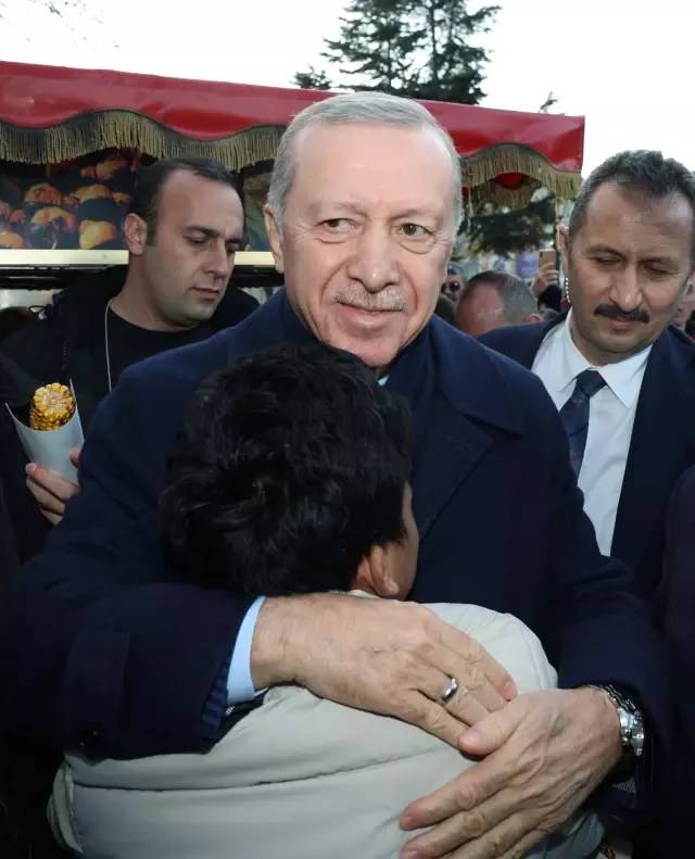 Erdoğan, Sultanahmet'te vatandaşların kandilini kutladı