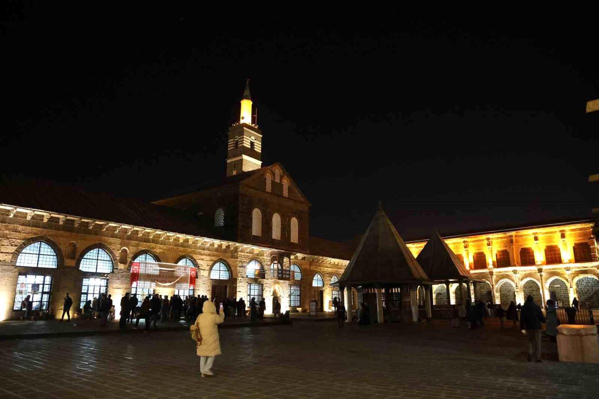 Diyarbakır\'da Regaip Kandili Coşkusu